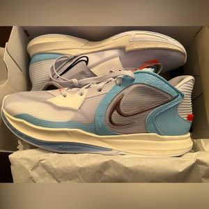 Nike Kyrie 5 Low Basketball shoes, New In box